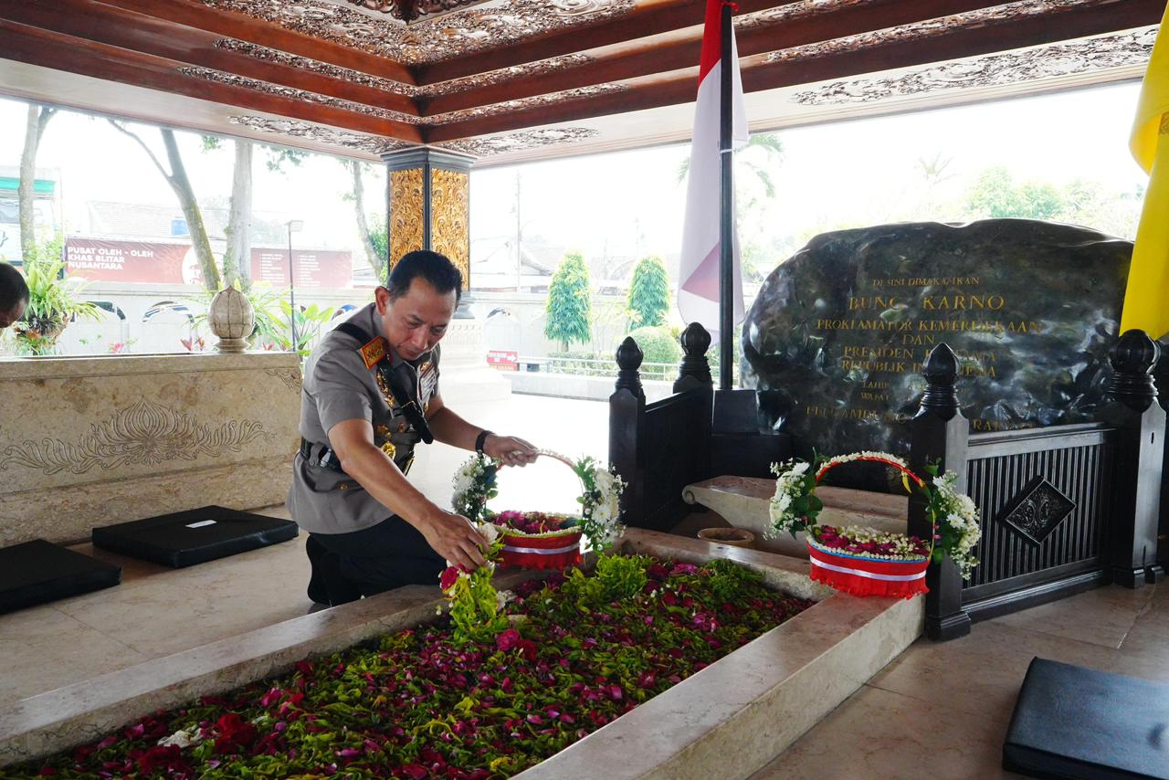  Kapolri saat ziarah ke Makam Bung Karno.