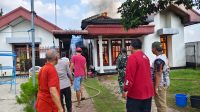 Petugas saat melakukan pemadaman api.