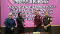 Kejaksaan ketika menerima uang kerugian negara dari perwakilan terpidana.