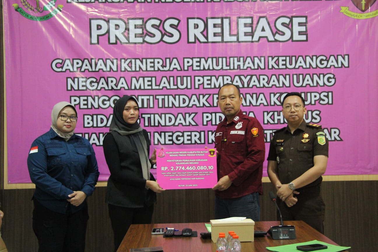 Kejaksaan ketika menerima uang kerugian negara dari perwakilan terpidana.