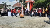Sejumlah mahasiswa ketika demo di depan kantor DPRD Kabupaten Blitar.