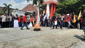 Sejumlah mahasiswa ketika demo di depan kantor DPRD Kabupaten Blitar.