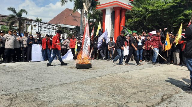Sejumlah mahasiswa ketika demo di depan kantor DPRD Kabupaten Blitar.