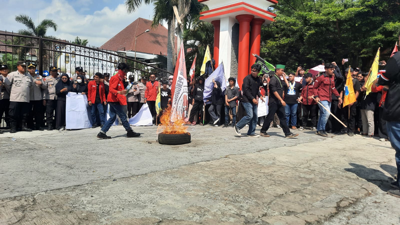 Sejumlah mahasiswa ketika demo di depan kantor DPRD Kabupaten Blitar.
