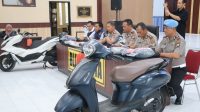 Sejumlah barang bukti yang berhasil disita dari hasil kejahatan para perampok spesialis Alfamart.