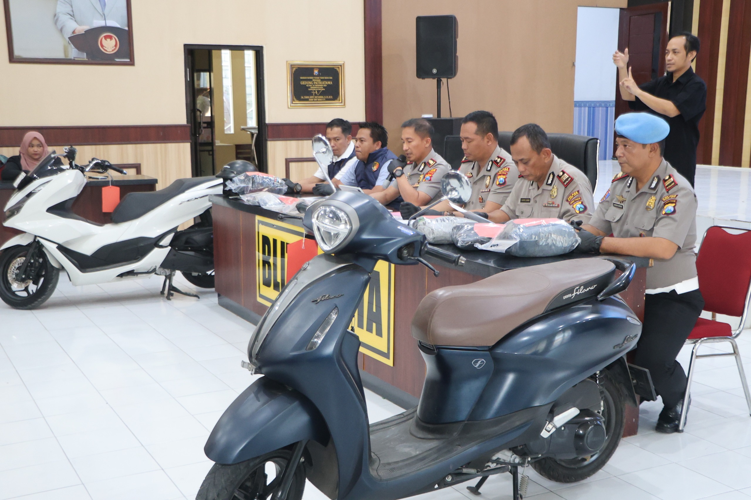 Sejumlah barang bukti yang berhasil disita dari hasil kejahatan para perampok spesialis Alfamart.