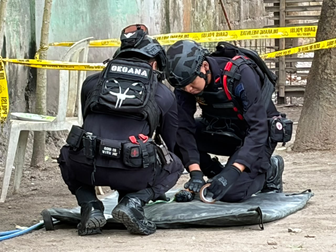 Polisi saat olah tempat kejadian perkara atau TKP temuan granat.