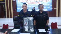 Barang bukti yang disita berupa ratusan pil dobel L yang dimasukkan dalam kondom dan diselipkan di organ intim.