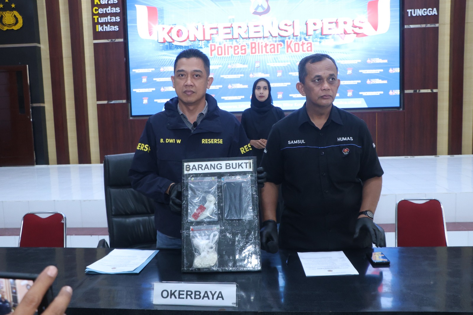 Barang bukti yang disita berupa ratusan pil dobel L yang dimasukkan dalam kondom dan diselipkan di organ intim.