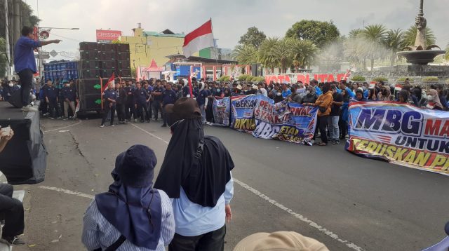 Massa dari sejumlah SPPG ketika aksi di depan Alun-Alun Kota Blitar.