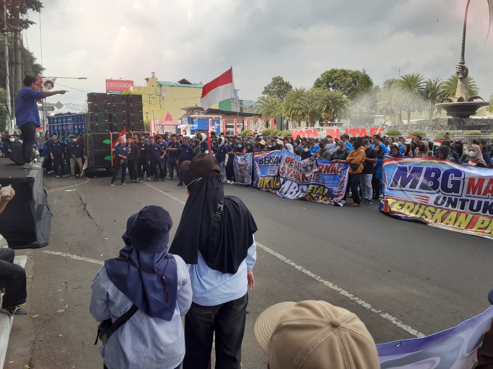 Massa dari sejumlah SPPG ketika aksi di depan Alun-Alun Kota Blitar.