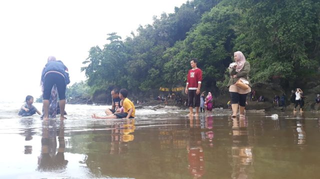 Kondisi destinasi wisata Pantai Gemah di Tulungagung saat dikunjungi wisatawan.