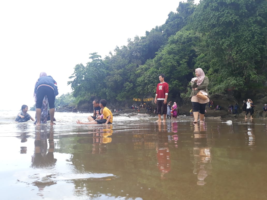 Kondisi destinasi wisata Pantai Gemah di Tulungagung saat dikunjungi wisatawan.