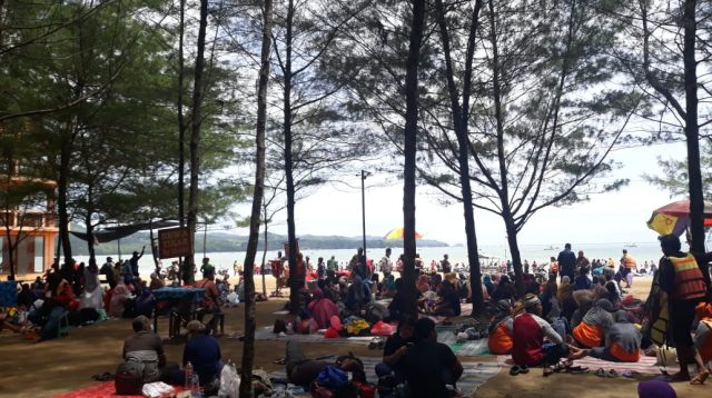Kondisi destinasi wisata Pantai Gemah di Tulungagung saat dikunjungi wisatawan.