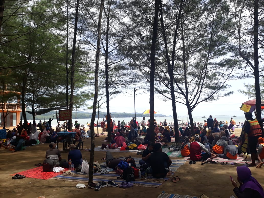 Kondisi destinasi wisata Pantai Gemah di Tulungagung saat dikunjungi wisatawan.