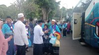 haji 1 Kepulangan jamaah haji asal Kabupaten Jombang yang disambut hangat keluarga dan Bupati Jombang, Warsubi bersama Forkopimda di Pendopo Kabupaten Jombang.