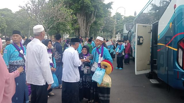 Kepulangan jamaah haji asal Kabupaten Jombang yang disambut hangat keluarga dan Bupati Jombang, Warsubi bersama Forkopimda di Pendopo Kabupaten Jombang.