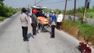Petugas Satlantas Polres Lamongan mendatangi TKP dan mengevakuasi korbanl laka lantas.