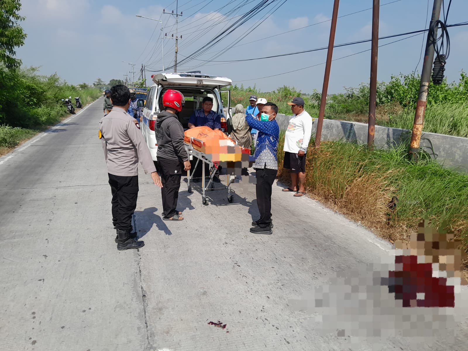 Petugas Satlantas Polres Lamongan mendatangi TKP dan mengevakuasi korbanl laka lantas.