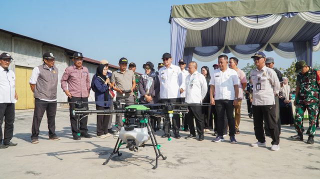 Antisipasi Gagal Panen, Bupati Lamongan Terbangkan Drone Kementan untuk Berantas Hama Wereng Serentak di 19 Kecamatan