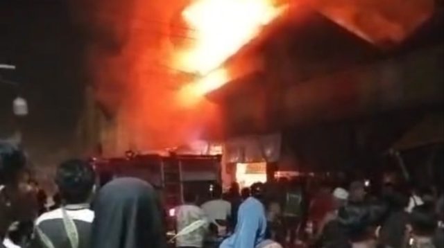 Kebakaran Hebat Landa Pasar Agrobis Babat Lamongan, Sekitar 10 Stan Pedagang Hangus Terbakar