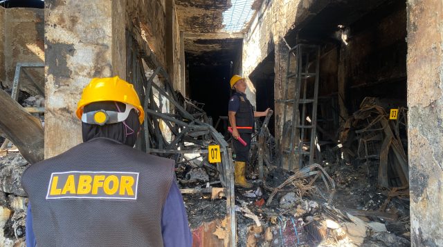Penyidik Polres Lamongan bersama Tim Labfor Polda Jatim gelar olah TKP lanjutan di Pasar Agrobis Babat yang terbakar pada Minggu (12/7/2026).malam.