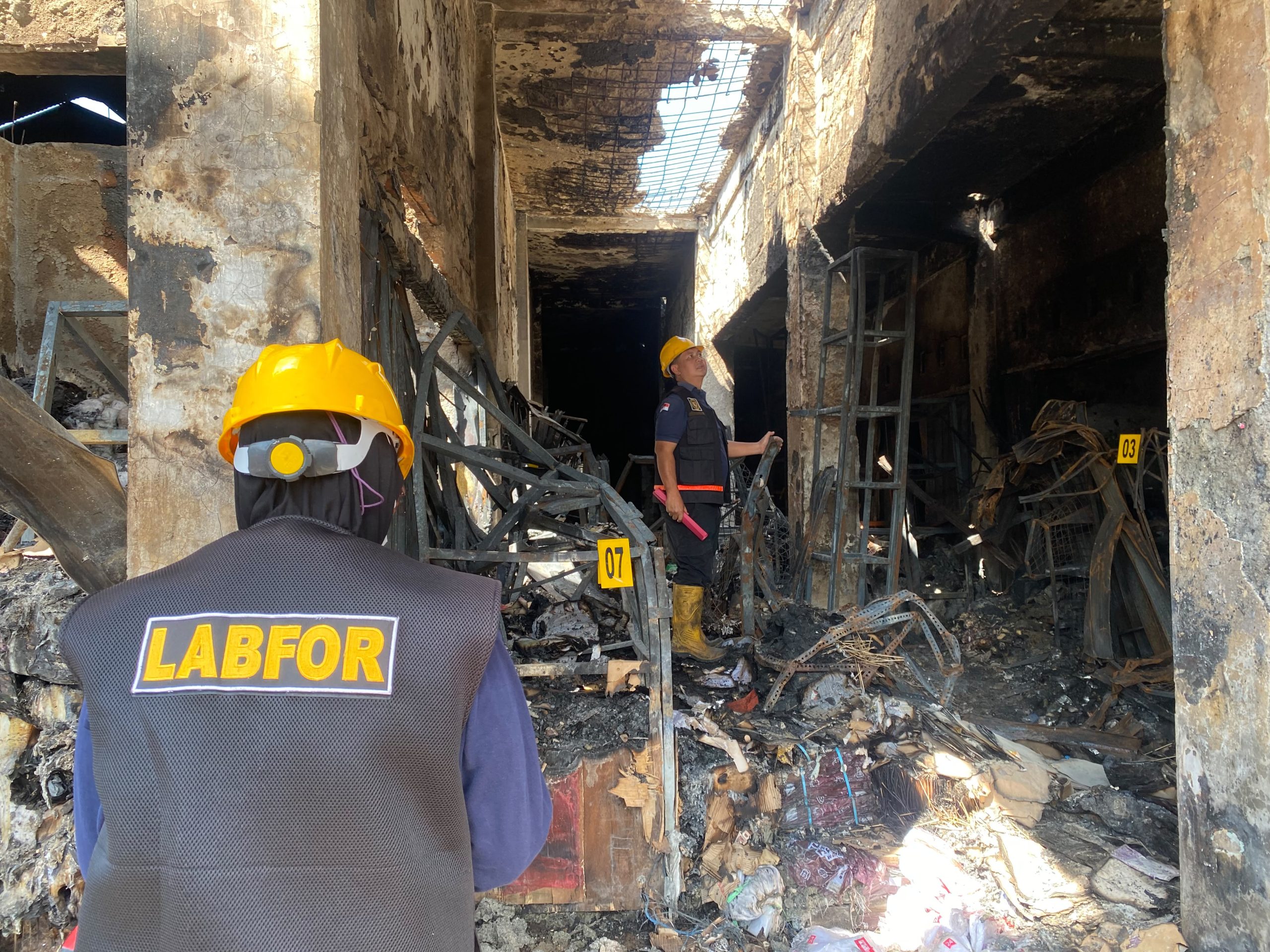 Penyidik Polres Lamongan bersama Tim Labfor Polda Jatim gelar olah TKP lanjutan di Pasar Agrobis Babat yang terbakar pada Minggu (12/7/2026).malam.