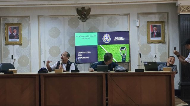 1000145581 Insan sepak bola di Lamongan, mulai dari wasit, match commissioner, pelatih, pemain, hingga perwakilan klub dan Sekolah Sepak Bola (SSB) mengikuti penyegaran pemaham regulasi yang digelar PSSI Lamongan.