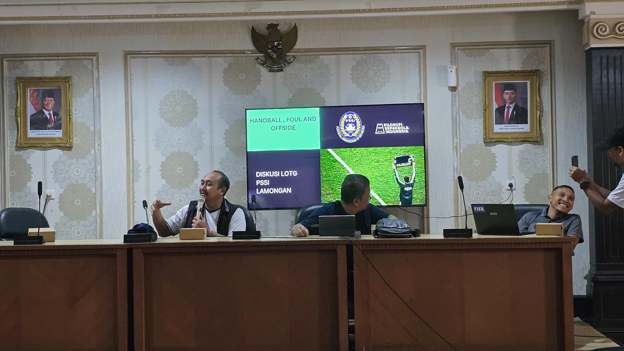 Insan sepak bola di Lamongan, mulai dari wasit, match commissioner, pelatih, pemain, hingga perwakilan klub dan Sekolah Sepak Bola (SSB) mengikuti penyegaran pemaham regulasi yang digelar PSSI Lamongan.