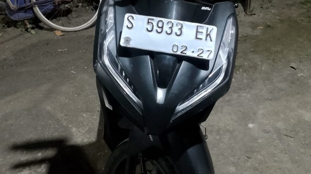 Sepeda motor Honda Vario warna hitam nomor polisi S  5933 EK yang terdaftar atas nama Yudi Hermanto yang ditinggal di halaman Ma Maarif diamankan di Polsek Kembangbahu.