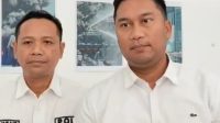 1000171672 Kasatreskrim Polres Lamongan AKP Adimas Firmansyah didampingi Kasihumas Polres Lamongan Ipda M. Hamzaid saat memberikan keterangan kepada awak media.