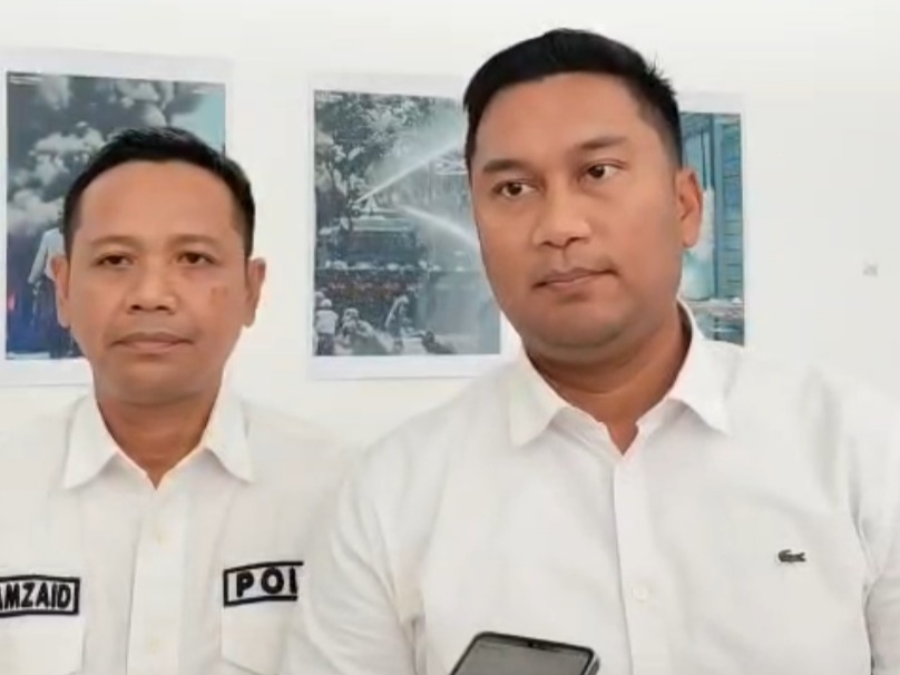Kasatreskrim Polres Lamongan AKP Adimas Firmansyah didampingi Kasihumas Polres Lamongan Ipda M. Hamzaid saat memberikan keterangan kepada awak media.