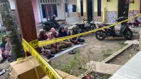 Polisi saat melakukan pembongkaran makam (ekshumasi) remaja perempuan tewas di pemakaman umum Dusun Pajaran, Desa Peterongan, Kabupaten Jombang. Dan warga tetangga korban saat melakukan tahlilan di rumah kos, Desa Jogoroto, Kecamatan Jogoroto, Kabupaten Jombang.
