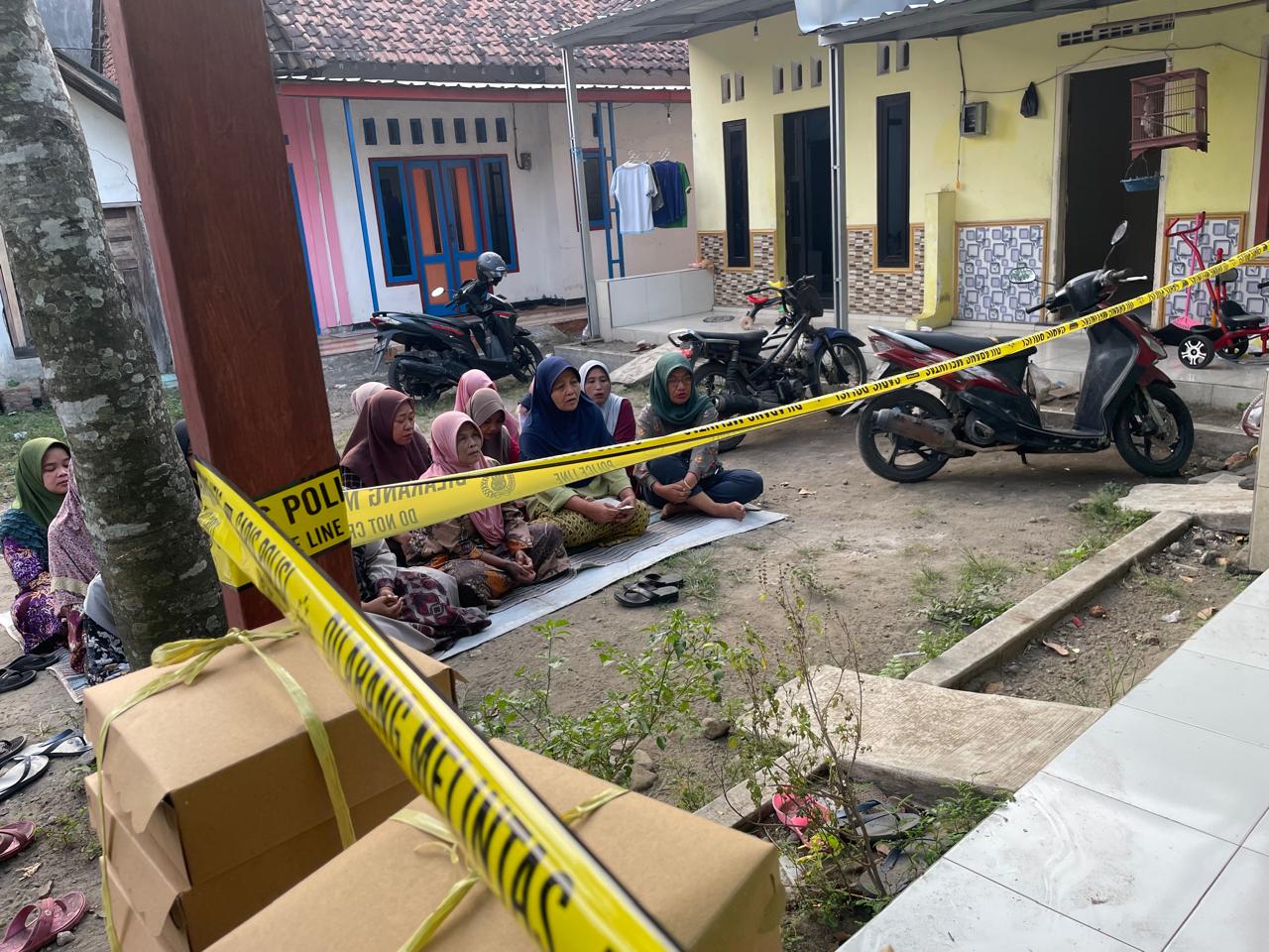 Polisi saat melakukan pembongkaran makam (ekshumasi) remaja perempuan tewas di pemakaman umum Dusun Pajaran, Desa Peterongan, Kabupaten Jombang. Dan warga tetangga korban saat melakukan tahlilan di rumah kos, Desa Jogoroto, Kecamatan Jogoroto, Kabupaten Jombang.