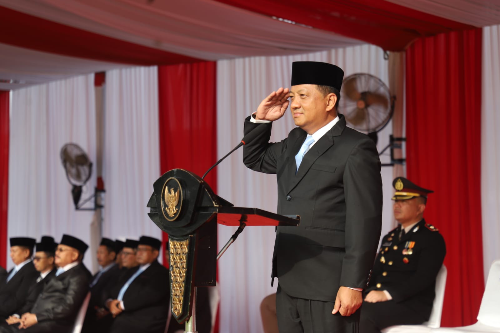 Ratusan ASN di lingkungan Pemerintah Kabupaten Jombang saat memperingati Peringatan Hari Otonomi Daerah XXX Tahun 2026 di lapangan Pemkab Jombang. Sekretaris Daerah Kabupaten Jombang, Agus Purnomo ketika memimpin Peringatan Hari Otonomi Daerah XXX tahun 2026.