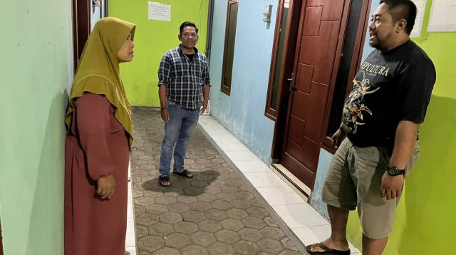 Polisi saat cek TKP terkait kejadian dugaan penggerebekan oleh seorang istri di Kamar Kos Kecamatan Mojoagung, Kabupaten Jombang, Selasa (14/7/2026).