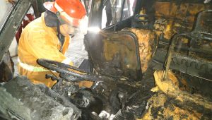 Petugas saat melakukan pengecekan api didalam mobil Suzuki Carry di Dusun Dukuhmojo, Desa Mojolegi, Kecamatan Mojoagung, Kabupaten Jombang, Selasa (14/7/2026).