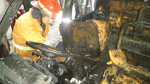 Petugas saat melakukan pengecekan api didalam mobil Suzuki Carry di Dusun Dukuhmojo, Desa Mojolegi, Kecamatan Mojoagung, Kabupaten Jombang, Selasa (14/7/2026).
