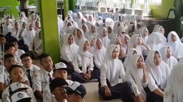 Edukasi Narkoba lewat Lagu, Polsek Peterongan Jombang Bekali 100 Siswa Baru SMPN 1 Peterongan