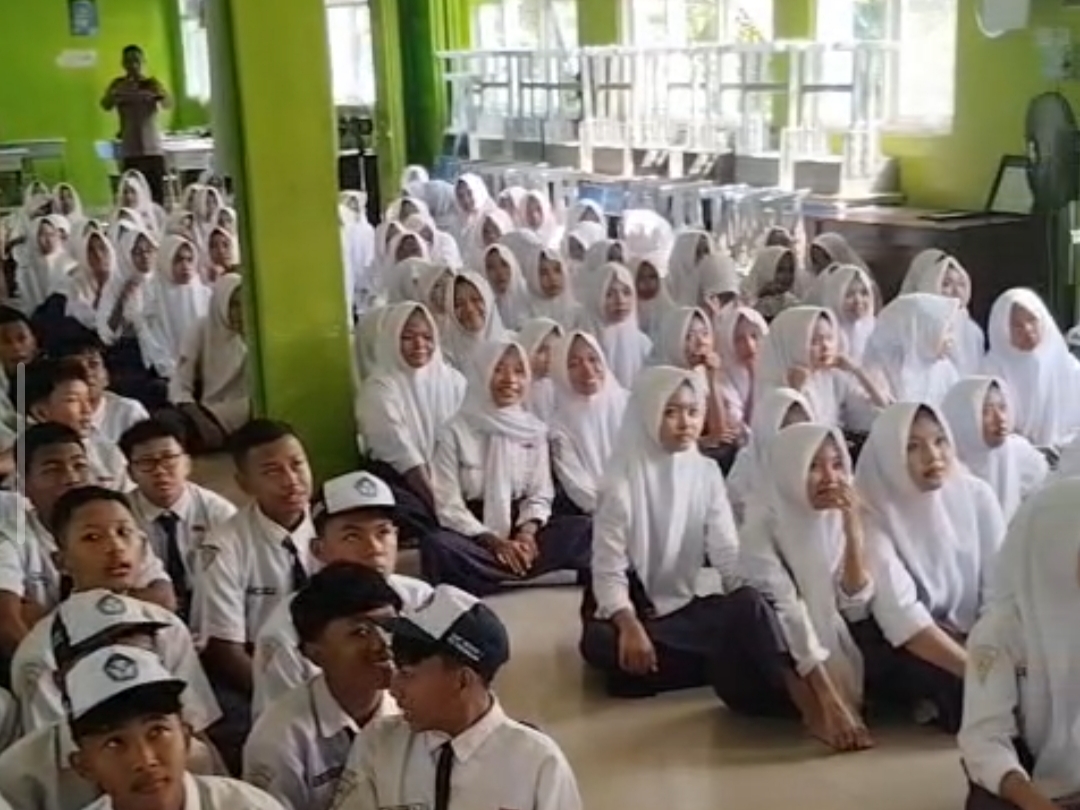 Edukasi Narkoba lewat Lagu, Polsek Peterongan Jombang Bekali 100 Siswa Baru SMPN 1 Peterongan