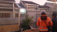 1002767952 BPBD Jombang saat memantau lokasi tujuh rumah yang terdampak angin kencang di Dusun Banjaragung, Desa Banjaragung, Kecamatan Bareng, Kabupaten Jombang, Rabu (15/7/2026) kemarin.