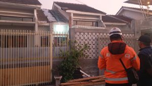 BPBD Jombang saat memantau lokasi tujuh rumah yang terdampak angin kencang di Dusun Banjaragung, Desa Banjaragung, Kecamatan Bareng, Kabupaten Jombang, Rabu (15/7/2026) kemarin.
