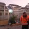BPBD Jombang saat memantau lokasi tujuh rumah yang terdampak angin kencang di Dusun Banjaragung, Desa Banjaragung, Kecamatan Bareng, Kabupaten Jombang, Rabu (15/7/2026) kemarin.
