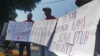 Puluhan Serikat Buruh Plywood Jombang (SBPJ) yang menjadi korban pemutusan hubungan kerja (PHK) PT Sumber Graha Sejahtera (SGS) melakukan aksi mendirikan tenda keprihatinan di depan Kantor Dinas Ketenagakerjaan (Disnaker) Kabupaten Jombang, dan menuntut perusahaan dan Dinas bersikap tegas, Jumat (17/7/2026) siang.