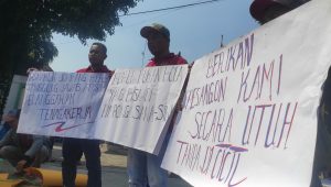 Puluhan Serikat Buruh Plywood Jombang (SBPJ) yang menjadi korban pemutusan hubungan kerja (PHK) PT Sumber Graha Sejahtera (SGS) melakukan aksi mendirikan tenda keprihatinan di depan Kantor Dinas Ketenagakerjaan (Disnaker) Kabupaten Jombang, dan menuntut perusahaan dan Dinas bersikap tegas, Jumat (17/7/2026) siang.