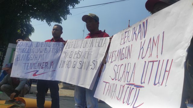 Puluhan Serikat Buruh Plywood Jombang (SBPJ) yang menjadi korban pemutusan hubungan kerja (PHK) PT Sumber Graha Sejahtera (SGS) melakukan aksi mendirikan tenda keprihatinan di depan Kantor Dinas Ketenagakerjaan (Disnaker) Kabupaten Jombang, dan menuntut perusahaan dan Dinas bersikap tegas, Jumat (17/7/2026) siang.