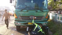Petugas Satlantas Polres Jombang saat melakukan pengecekan kondisi truk setelah terlibat kecelakaan di Jalan Raya Desa Janti, Kecamatan Jogoroto, Kabupaten Jombang, Rabu (22/7/2026).