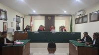 Purnomo (60), terdakwa kasus pembunuhan berencana yang menewaskan istri sirinya, warga Desa Mancilan, Kecamatan Mojoagung saat menjalani sidang putusan di Ruang Cakra PN Jombang pada Kamis (23/7/2026) siang.