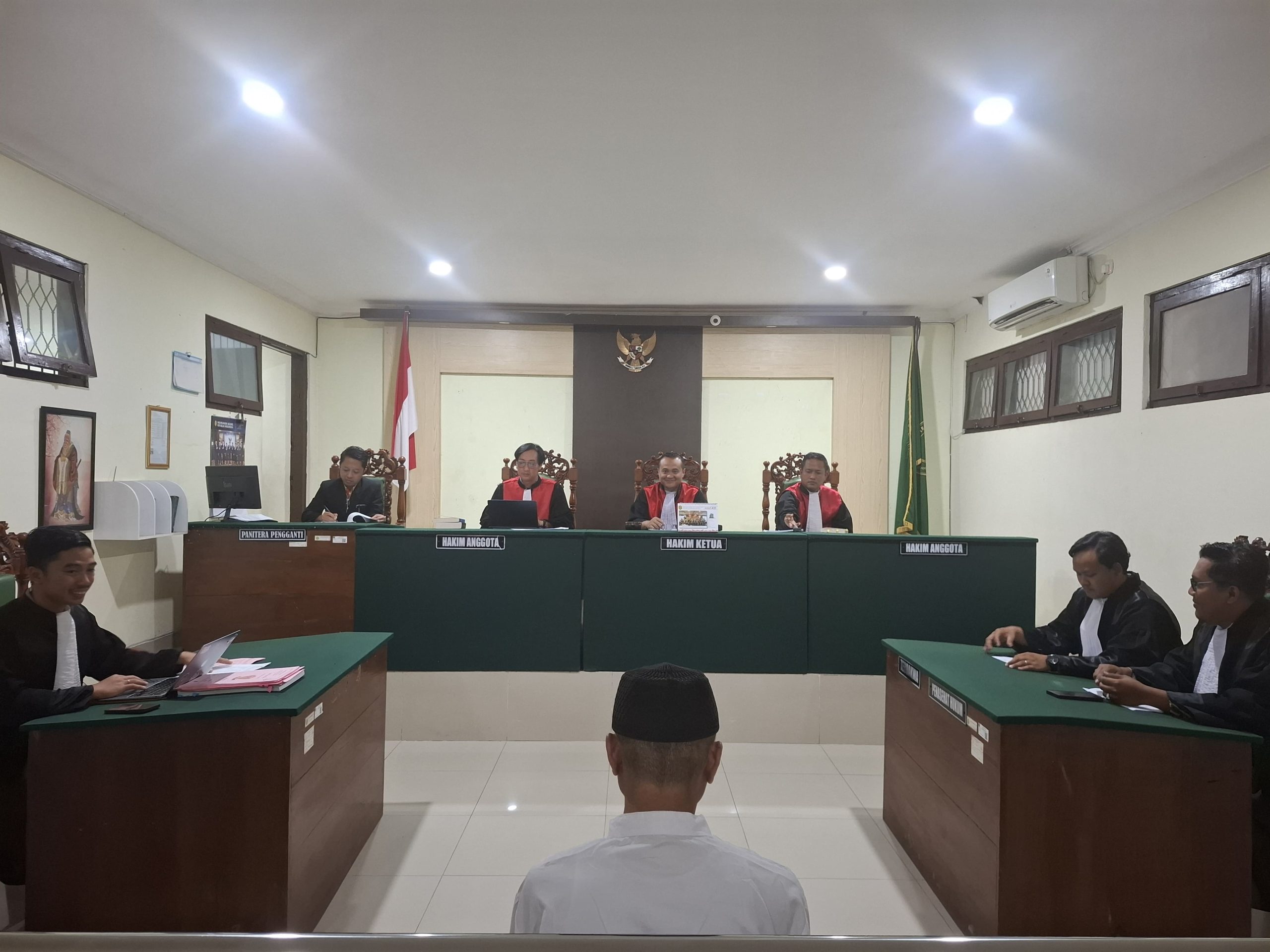 Purnomo (60), terdakwa kasus pembunuhan berencana yang menewaskan istri sirinya, warga Desa Mancilan, Kecamatan Mojoagung saat menjalani sidang putusan di Ruang Cakra PN Jombang pada Kamis (23/7/2026) siang.