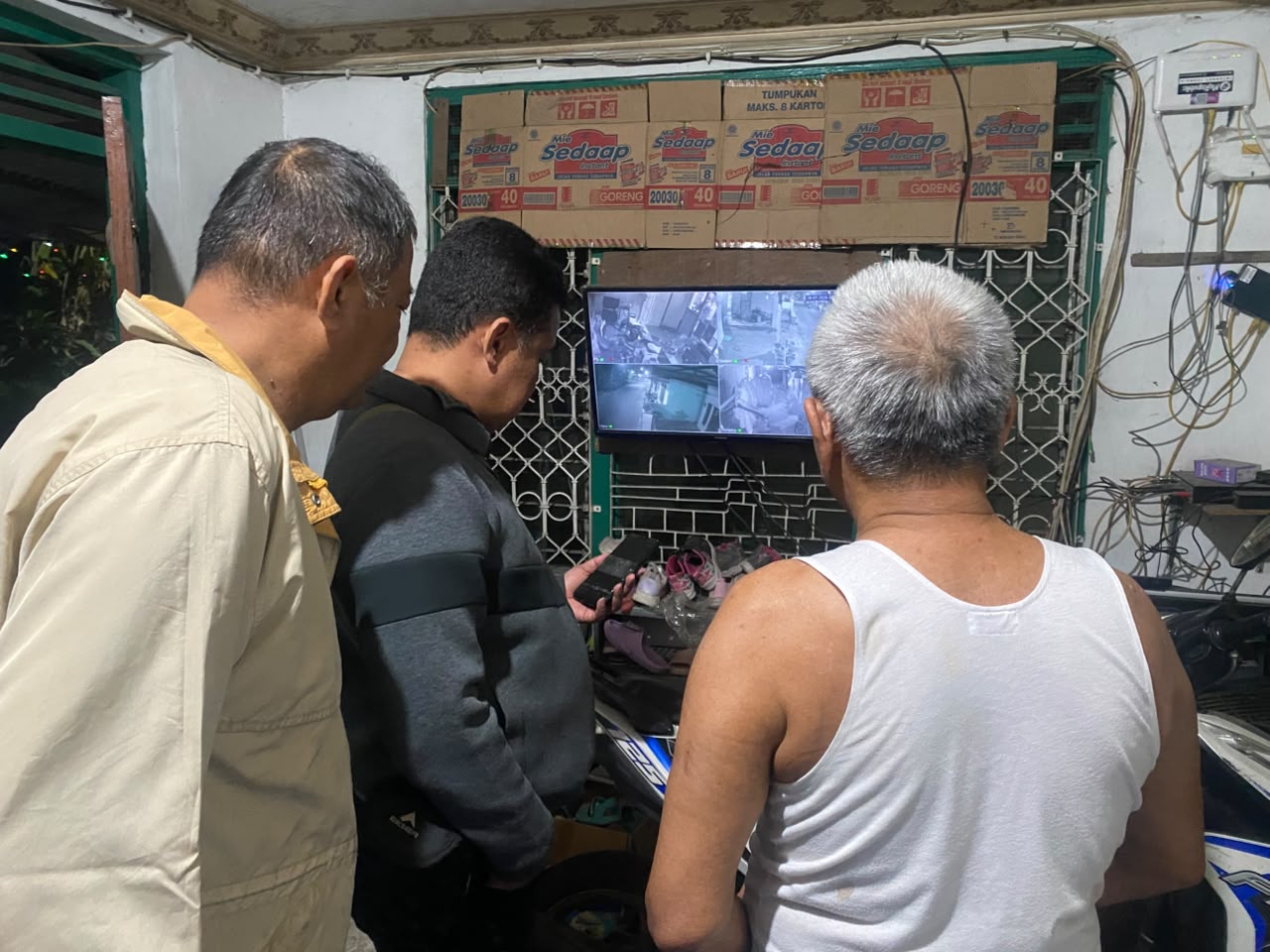 Tim Unit Reskrim Polsek Jombang saat mendatangi TKP diduga penganiayaan kepada pengendara sepeda motor di Desa Mojongapit, Kecamatan/Kabupaten Jombang, Minggu (26/7/2026) dini hari.